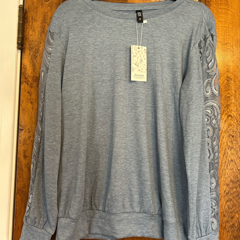 Chic Automet NWT Blue-Gray hued Top with Lace Sleeves